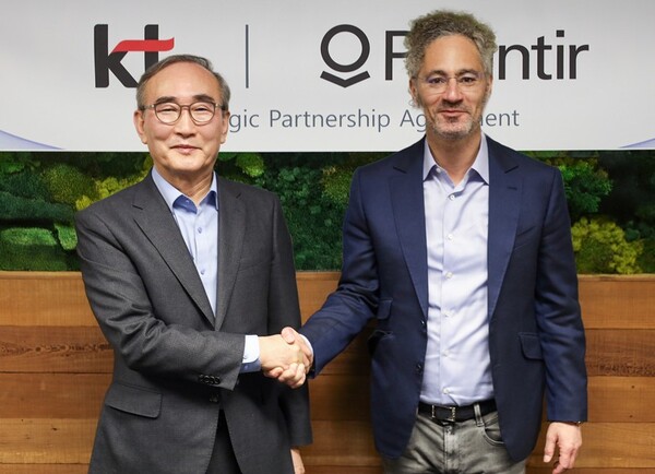 김영섭 KT 대표(왼쪽)와 팔란티어 공동 창립자 겸 CEO 알렉스 카프(오른쪽)가 12일(현지 시간) 미국에서 AX 사업 가속화를 위한 전략적 파트너십을 체결하고 기념 사진을 촬영하는 모습. 사진=KT