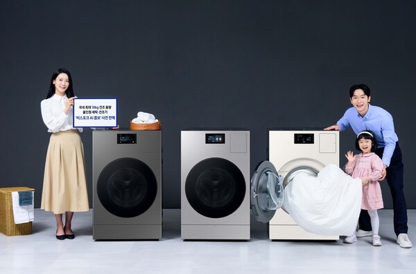 삼성전자 모델이 2025년형 올인원 세탁건조기 '비스포크 AI 콤보' 신제품을 소개하고 있다. 사진=삼성전자