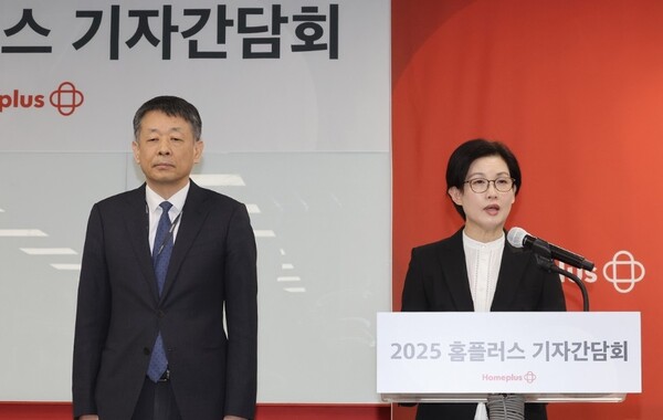 조주연 홈플러스 공동대표(오른쪽)가 14일 서울 강서구 홈플러스 본사에서 열린 기업 회생절차(법정관리) 관련 기자간담회에서 발언하고 있다. 왼쪽은 김광일 공동대표. 사진=연합뉴스