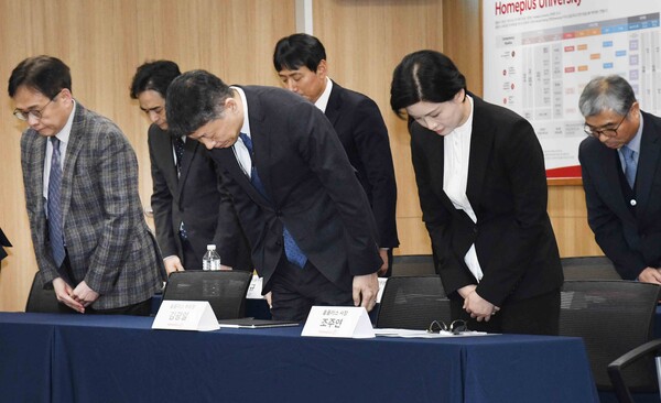 김광일 홈플러스 부회장(MBK파트너스부회장), 조주연 홈플러스 대표(오른쪽)를 비롯한 임원들이 14일 오전 서울 강서구 홈플러스 본사에서 열린 기업 회생절차(법정관리) 관련 기자간담회에서 허리 숙여 인사하고 있다. 사진=홈플러스