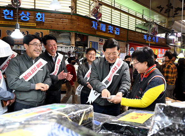 빈대인 BNK금융지주 회장(왼쪽 세번째)가 시장을 방문해 상인과 이야기를 나누고 있다. 사진= BNK금융지주