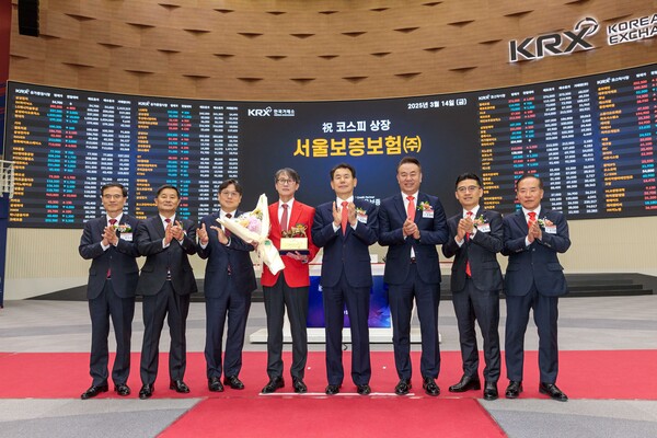 이명순 서울보증보험 대표이사(왼쪽 네번째)와 관계자들이 기념 촬영을 하고 있다. 사진=SGI서울보증보험