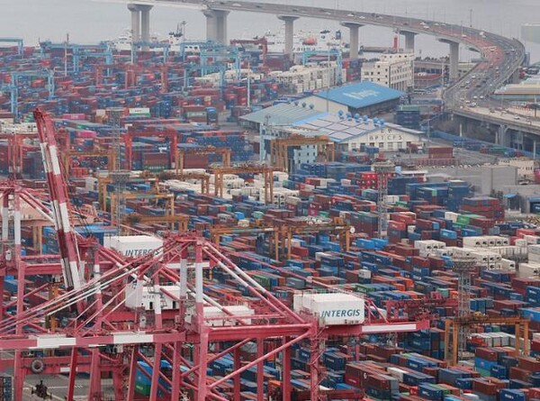 국내 최대 무역항인 부산항 감만·신감만 부두에서 컨테이너 선적 및 하역작업이 진행되고 있다. 사진=연합뉴스