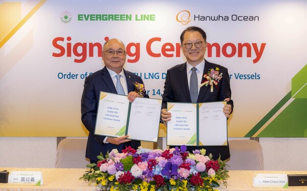 대만 현지에서 김희철 한화오션 대표이사(오른쪽)와 장옌이 에버그린사 회장이 LNG이중연료추진 초대형 컨테이너선 건조 계약서에 서명한 뒤 기념촬영을 하고 있다. 사진=한화오션