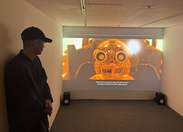 장진승 작가가 '합성열병' 기자간담회에 참석해 '깊은 정찰: 스펙트럼 해독자'를 소개하고 있다. 사진=양찬혁 기자