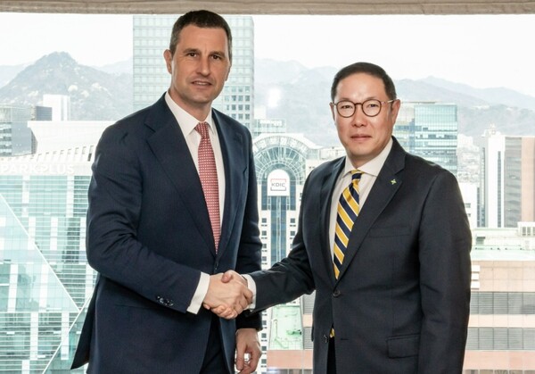  조현상 HS효성 부회장(오른쪽)과 바르나 탄초스 루마니아 부총리(왼쪽). 사진=HS효성