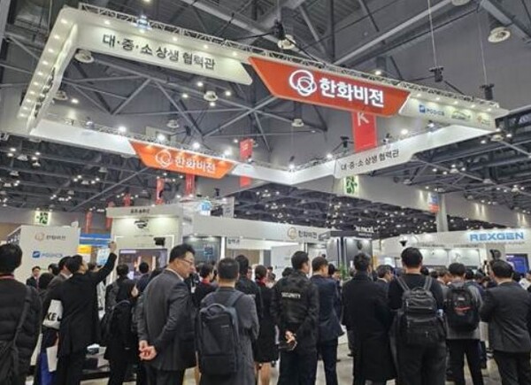 관람객들로 붐비는 'SECON 2025' 한화비전 대·중소 상생협력관. 사진=한화비전