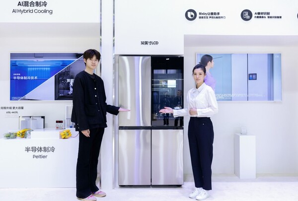 삼성전자 모델이 중국 최대 가전 전시회 'AWE(Appliance & Electronics World Expo) 2025'에 참가해 '비스포크 AI 패밀리허브' 냉장고 등 다양한 비스포크 AI가전을 소개하는 모습. 사진=삼성전자