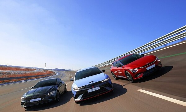 HMG 드라이빙 익스피리언스 센터 트랙 주행하는 모습. 사진=현대차그룹