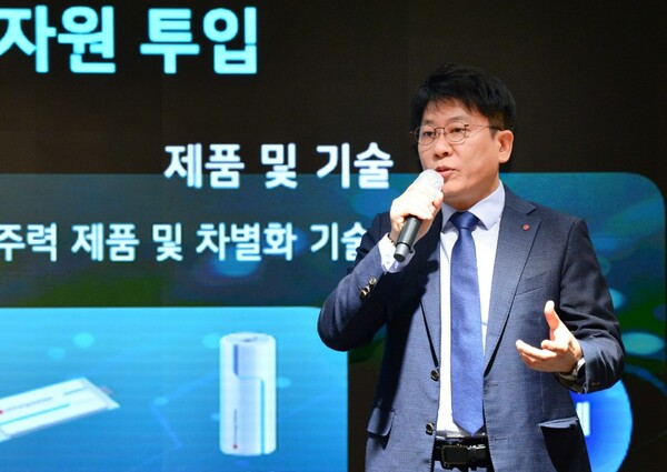 김동명 LG에너지솔루션 사장이 서울 여의도 LG트윈타워에서 열린 '제5기 정기주주총회'에서 발표를 하고 있다. 사진=LG에너지솔루션