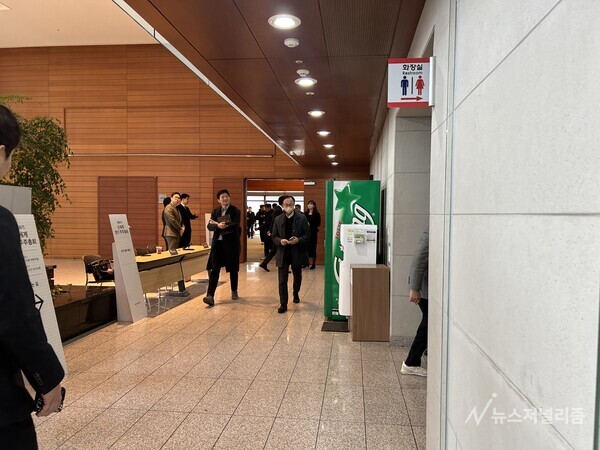 신세계 주주, 기관투자자들이  20일 서울 포스트타워에서 열린 '제68기 정기 주주총회'에 참석한 뒤 주총장을 나서고 있다. 사진=길나영 기자