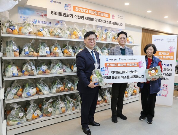 지난 19일 서울시 정충현 복지기획관(왼쪽), 하이트진로 정세영 상무(가운데), 서울역쪽방상담소 유호연 소장(오른쪽) 등 관계자가 참석한 가운데 서울역 쪽방촌 온기창고에서 제철 과일, 채소 등 후원품 전달식을 가졌다. 사진=하이트진로