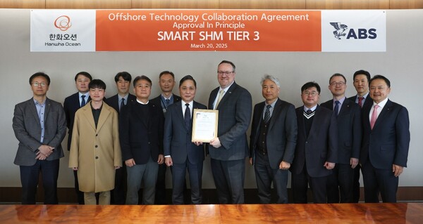손영창 한화오션 제품전략기술원장(왼쪽에서 일곱 번째), 패트릭 라이언(Patrick Ryan) ABS 최고기술경영자(오른쪽에서 여섯 번째) 등 양사 관계자가 개념 승인 수여식을 마친 뒤 기념 촬영을 하고 있다. 사진=한화오션