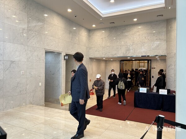 21일 서울 농심빌딩 지하1층 강당에서 열린 '제61기 정기주주총회'에 참여한 주주들이 퇴장하고 있다. 사진=전수연 기자