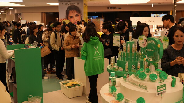 대웅제약 이지듀 현대백화점 목동점 팝업스토어가 방문객들로 붐비고 있다. 사진=대웅제약