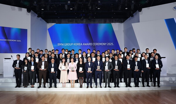 18일 진행된 'BMW 그룹 코리아 어워드 2025'에서 수상자들이 기념사진 촬영을 하고 있다. 사진=BMW 코리아