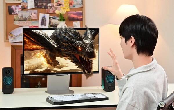 삼성전자 모델이 국내 최초 무안경 3D 게이밍 모니터 '오디세이 3D'를 체험하고 있다. 사진=삼성전자