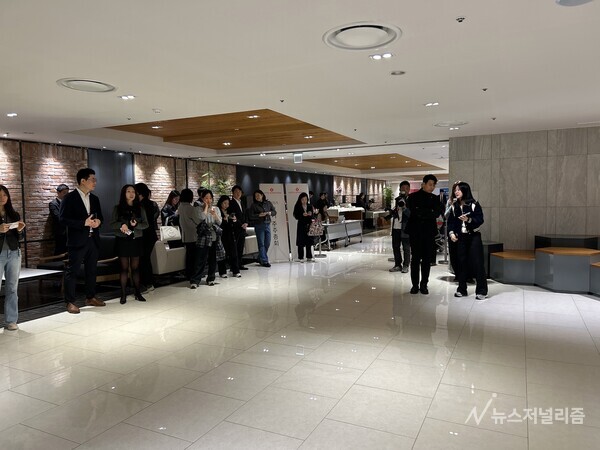 24일 오전 서울 영등포구 롯데리테일아카데미에서 열린 제55기 롯데쇼핑 주주총회에 주주들이 대기하고 있다. 사진=전수연 기자