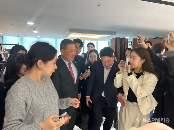 24일 오전 서울 영등포구 롯데리테일아카데미에서 열린 '제55기 롯데쇼핑 주주총회'에서 김상현 롯데쇼핑 부회장이 기자들의 질문에 답변하고 있다.사진=길나영 기자