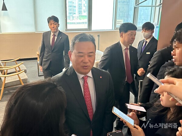 24일 오전 서울 영등포구 롯데리테일아카데미에서 열린 '제55기 롯데쇼핑 주주총회'에서 김상현 롯데쇼핑 부회장이 취재진 질문에 답변하고 있다. 사진=길나영 기자