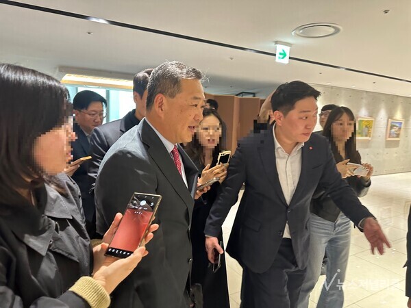 24일 오전 서울 영등포구 롯데리테일아카데미에서 열린 '제55기 롯데쇼핑 주주총회'에서 김상현 롯데쇼핑 부회장이 기자들의 질문에 답변하고 있다. 사진=길나영 기자