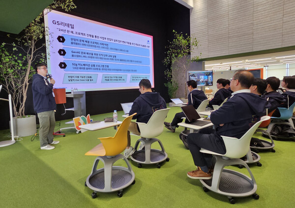 권태홍 GS리테일 52g 파트장이 지난 19일 서울 강남구 역삼동 GS타워에서 열린 '52g 협의체'에서 고객과 현장 중심 AX과제에 대해 설명하고 있다. 사진=GS리테일