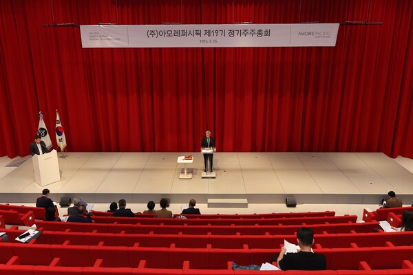 김승환 아모레퍼시픽 대표가 25일 열린 정기주총에서 인사말을 하고 있다.  사진=아모레퍼시픽