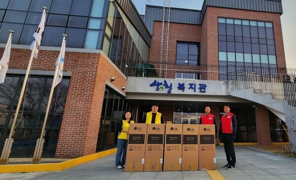 LG전자 설치기사들이 산불 피해지역 이재민 대피소로 활용되는 경남 산청군 산엔청복지관을 찾아 공기청정기를 전달하고 있다. 사진=LG전자