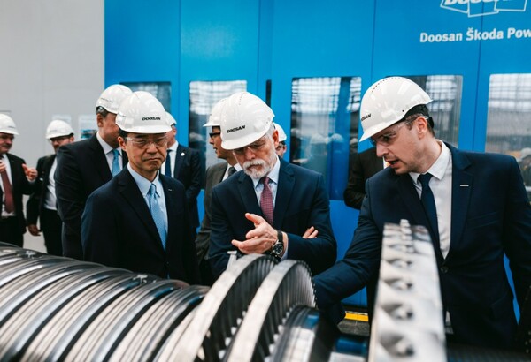 25일(체코 현지 시각) 두산스코다파워를 방문한 체코 페트르 파벨 대통령(오른쪽 두 번째)이 두산에너빌리티 손승우 파워서비스BG장(오른쪽 세 번째)과 증기터빈을 살펴보고 있다. 사진=두산에너빌리티