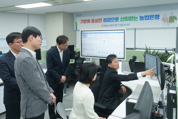 강태영 농협은행장이 서울시 중구 소재 농협은행 광화문금융센터에서 시재검사를 하고 있다. 사진=NH농협은행