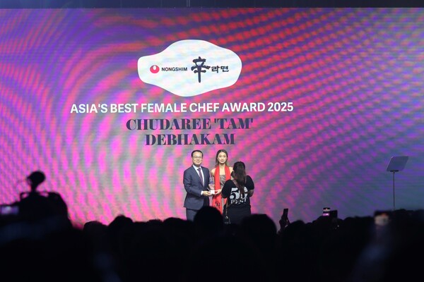 농심이 지난 25일 서울 용산구 그랜드 하얏트 서울에서 열린 아시아 50 베스트 레스토랑 시상식에 참석해 특별상 아시아 최고 여성 셰프상 를 시상했다. (왼쪽부터) 시상자 농심 조용철 부사장, 수상자 추다리 탐 데바캄. 사진=농심