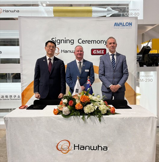 왼쪽부터 박성균 한화시스템 DE1 사업단장, 딘 미치(Dean Michie) 한화에어로스페이스 호주법인장 대행, 스테픈 밀러(Stephen Millar) GME CEO. 사진=한화시스템