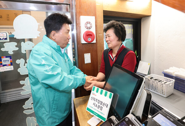함영주 하나금융지주 회장이 지역사회 소상공인 사업장을 찾아 애로사항을 경청하고 있다. 사진=하나금융지주