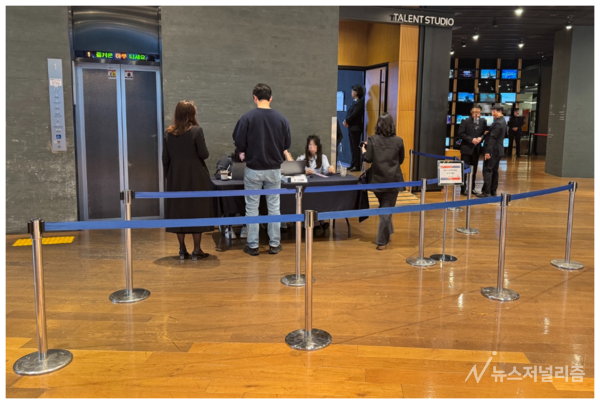 27일 오전 서울 마포구 CJ ENM에서 열린 '제31기 CJ ENM 정기주주총회'에 주주들이 입장하고 있다. 사진=양찬혁 기자