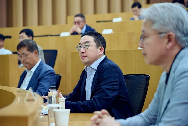 구광모 LG그룹 회장(왼쪽에서 두번째)이 사장단 워크숍에서 최고경영진과 중장기 경영 전략을 논의하는 모습. 사진=LG