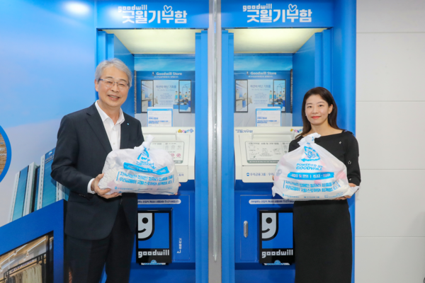 임종룡 우리금융그룹 회장과 고객 대표가 굿윌기부함에 1호 기부를 하고 있다. 사진=우리금융그룹