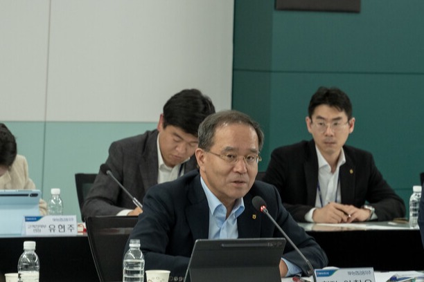 27일 서울 중구 NH농협금융지주 본사 회의실에서 이찬우 NH농협금융지주 회장이 회의를 주제하고 있다. 사진=NH농협금융지주