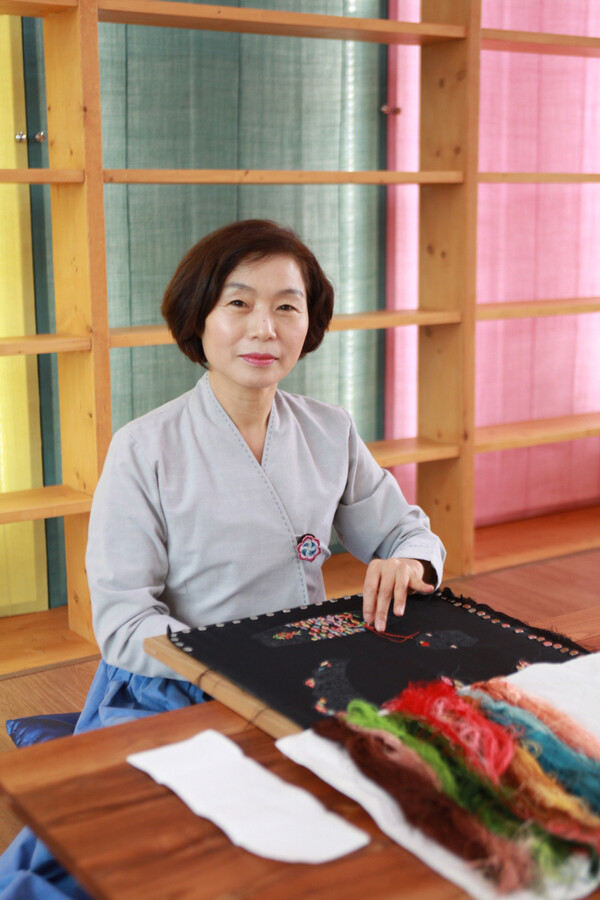 윤정숙 국가무형유산 자수장 이수자. 사진=국립무형유산원