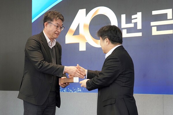 지난달 28일 HK이노엔 스퀘어에서 열린 창립41주년 기념행사에서 곽달원 HK이노엔 대표(오른쪽)가 손영춘 HK이노엔 오송공장 생산팀 부장(왼쪽)에게 장기근속상을 수여하고 있다. 사진=HK이노엔