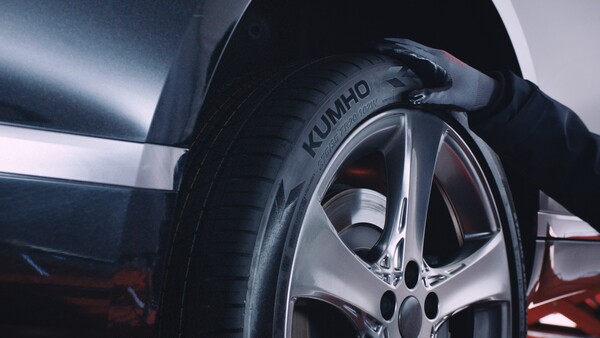 금호타이어가 업계 최초로 '타이어 휠얼라인먼트 전문 관리사' 민간자격증 발급 자격을 획득했다. 사진=금호타이어