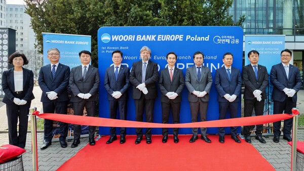 왼쪽부터 유럽우리은행 정현숙 법인장, LG전자 김유선 폴란드법인장, 한국항공우주산업 이원혁 유럽법인장, 현대로템 서준모 유럽방산법인장, 피오트르 오스타셰프스키 前주한 폴란드대사, 우리은행 류형진 글로벌그룹장, 임훈민 주폴란드 대한민국 대사, KOTRA 이정훈 바르샤바무역관장, SK IET 박병철 폴란드법인장, 유럽우리은행 이정우 폴란드지점장이 개점식에 참석해 기념촬영을 하고 있다. 사진=우리은행