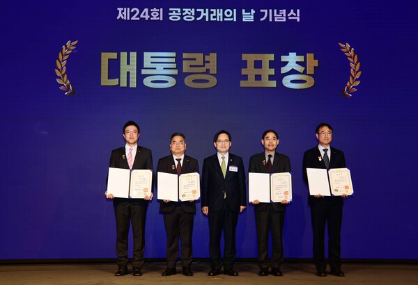 1일 중소기업중앙회 케이비즈(KBIZ)홀에서 열린 '제24회 공정거래의 날'기념식에서 정재훈 SK에코플랜트 부사장(왼쪽 첫 번째)을 비롯한 대통령 표창 수상자들이 한기정 공정거래위원장(왼쪽 세 번째)과 기념촬영을 하고 있다. 사진=SK에코플랜트