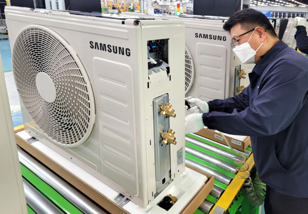 삼성전자가 에어컨 수요에 신속하게 대응하기 위해 AI 에어컨 생산라인을 풀가동하고 있다. 사진=삼성전자