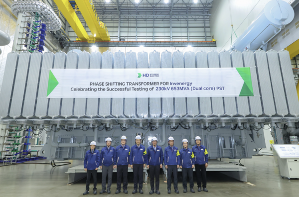 HD현대일렉트릭 변압기 공장에서 230킬로볼트(kV)급 653MVA  위상조정변압기의 최종 승인시험 이후 HD현대일렉트릭 임직원들이 기념사진을 촬영하고 있다. 왼쪽 다섯 번째 김영기 HD현대일렉트릭 대표. 사진=HD현대