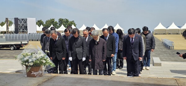 지난 1일 정지영 감독과 '내 이름은' 제작위원회 위원들이 제주4·3평화공원에서 사건 희생자들에게 참배하고 있다. 사진=렛츠필름·아우라픽처스