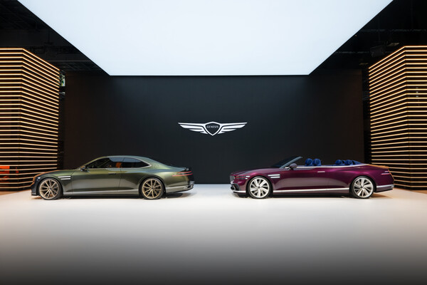 (왼쪽부터)엑스 그란 쿠페, 엑스 그란 컨버터블. 사진=제네시스