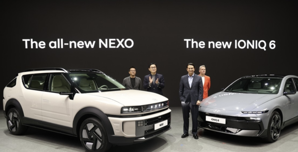 3일 경기도 고양시 킨텍스에서 열린 '2025 서울모빌리티쇼 미디어데이' 행사 내 현대자동차 부스에서 '디 올 뉴 넥쏘'와 '더 뉴 아이오닉6' 차량을 배경으로 호세 무뇨스 현대차 사장(왼쪽 세번째)과 정유석 현대차 국내사업본부장 부사장(왼쪽 두번째)을 등 참석자들이 기념 촬영하고 있다. 사진=연합뉴스