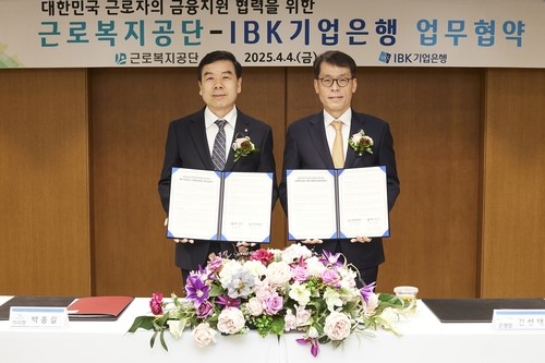 박종길 근로복지공단 이사장(왼쪽)과 김성태 IBK 기업은행장이 지난 4일 서울 중구 기업은행 본점에서 열린 업무협약식에 참석해 있다. 사진=IBK기업은행