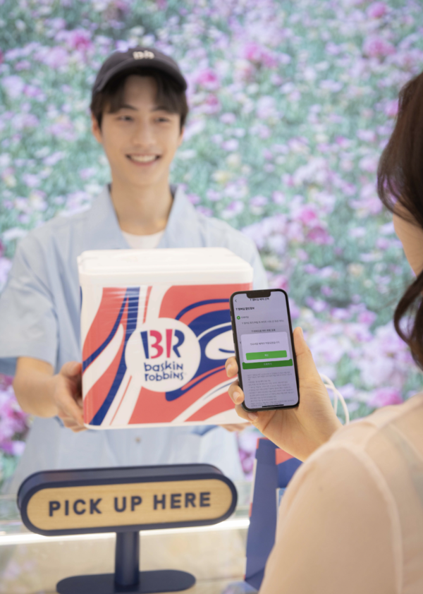 SK텔레콤이 SPC그룹과 제휴를 통해 할인 혜택을 제공하는 모습. 사진=SKT