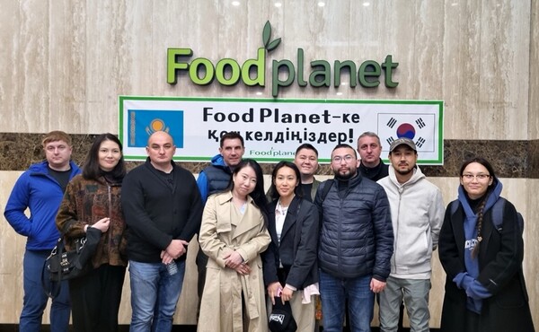 CUCA 대표 알리나 신(왼쪽 네번째)이 BGF푸드 간편식품 공장 푸드플래닛에서 기념사진을 촬영하고 있다. 사진=CU